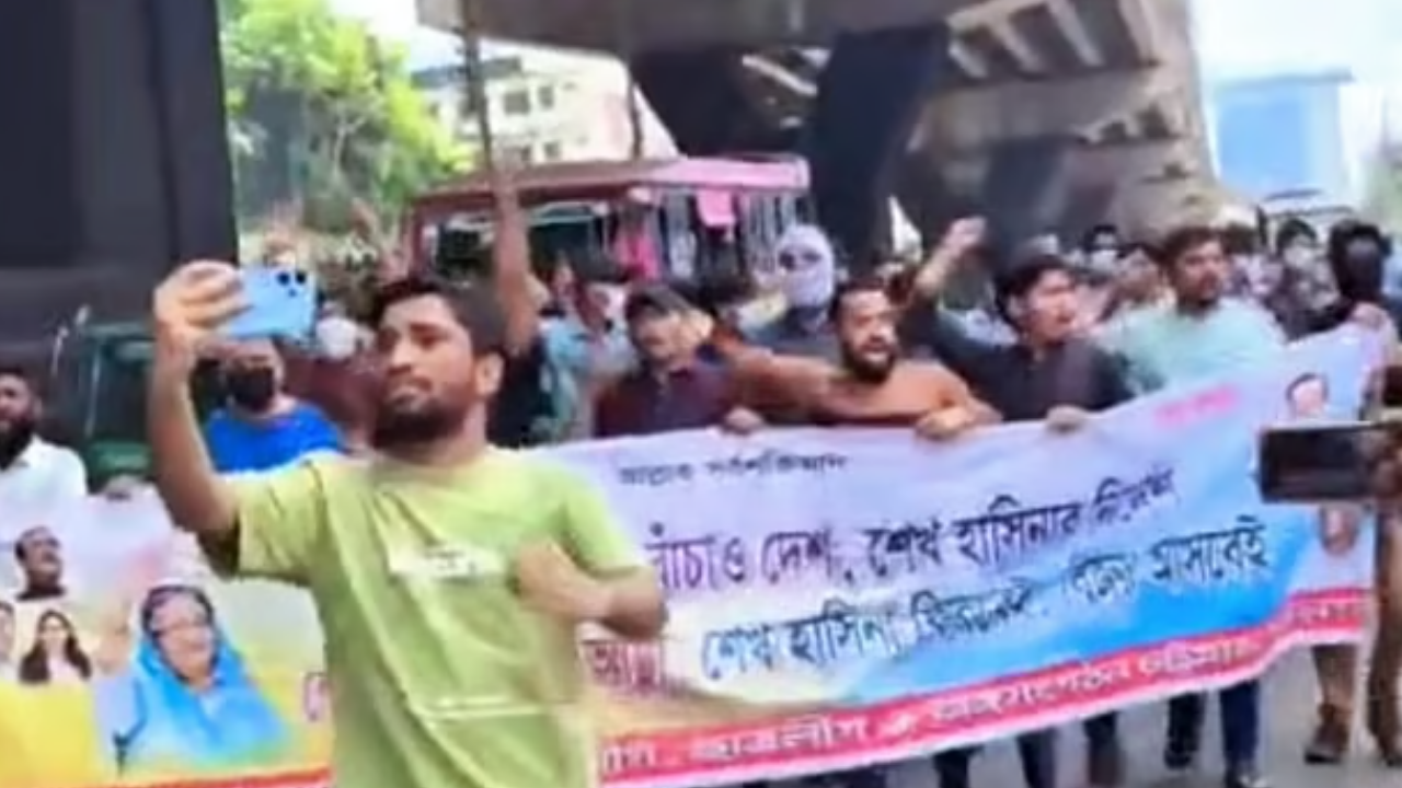 পুলিশ কমিশনারের কার্যালয়ের সামনের নিষিদ্ধ ছাত্রলীগের ঝটিকা মিছিল
